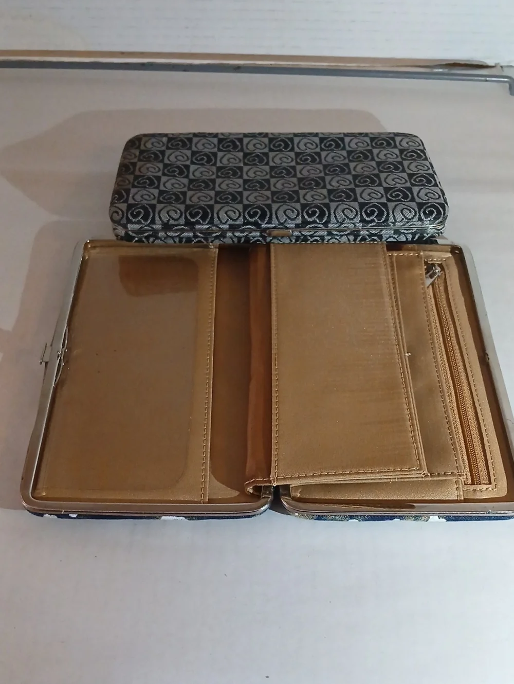 The Unbranded Brand compact women